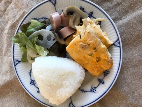 塩むすびとブナピーとネギの卵焼きの朝ごはん